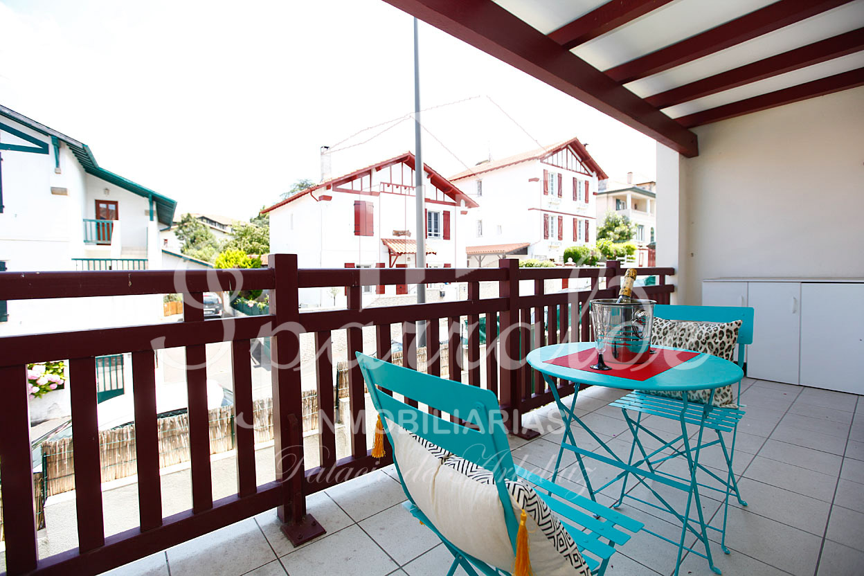 Muy bien situado. Piso de 1 habitación, Terraza y garaje cerrado. . 