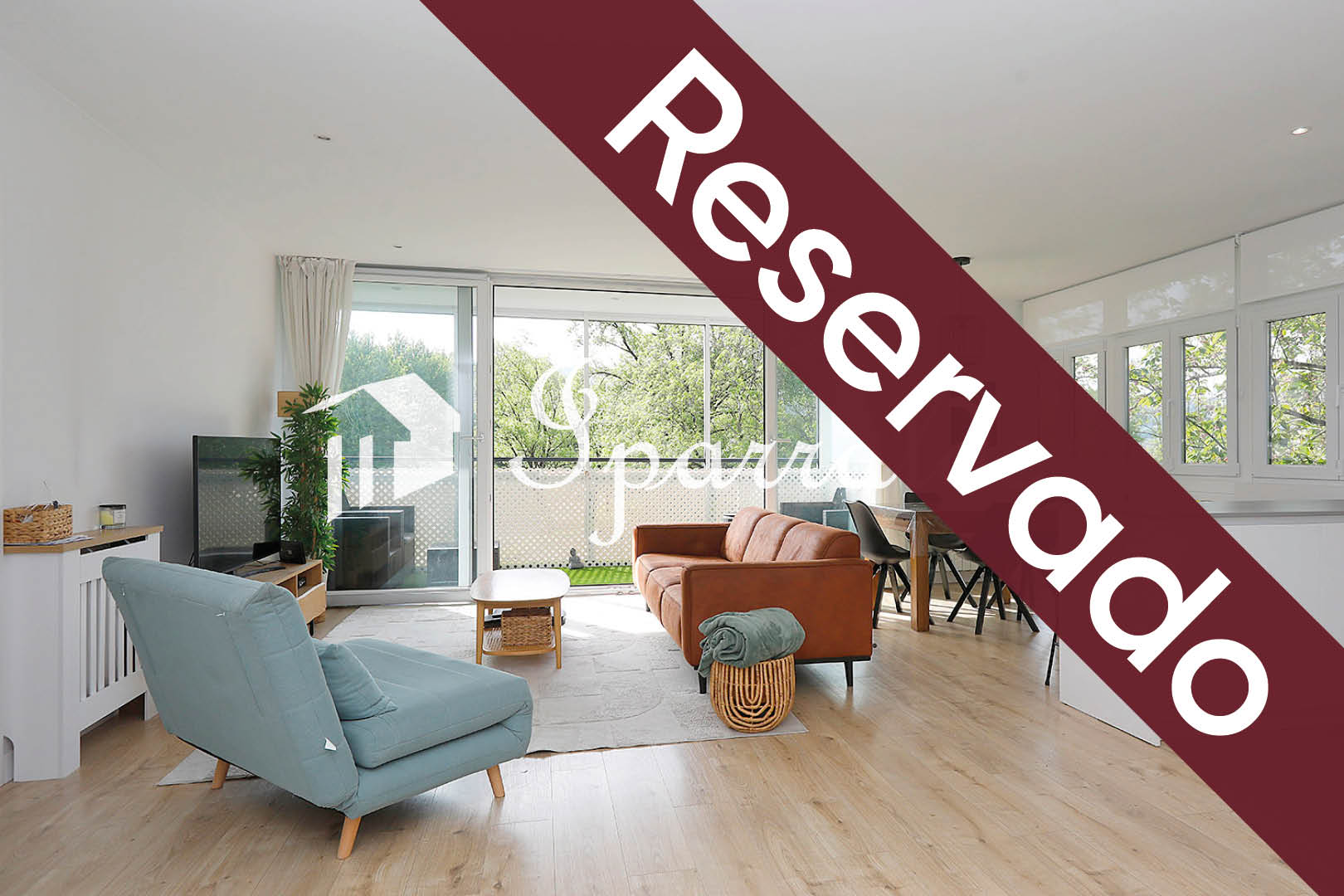 ANZARAN: Preciosa vivienda de 110 m2 recién reformada a capricho, con Terraza, 2 habitaciones y un baño completo.