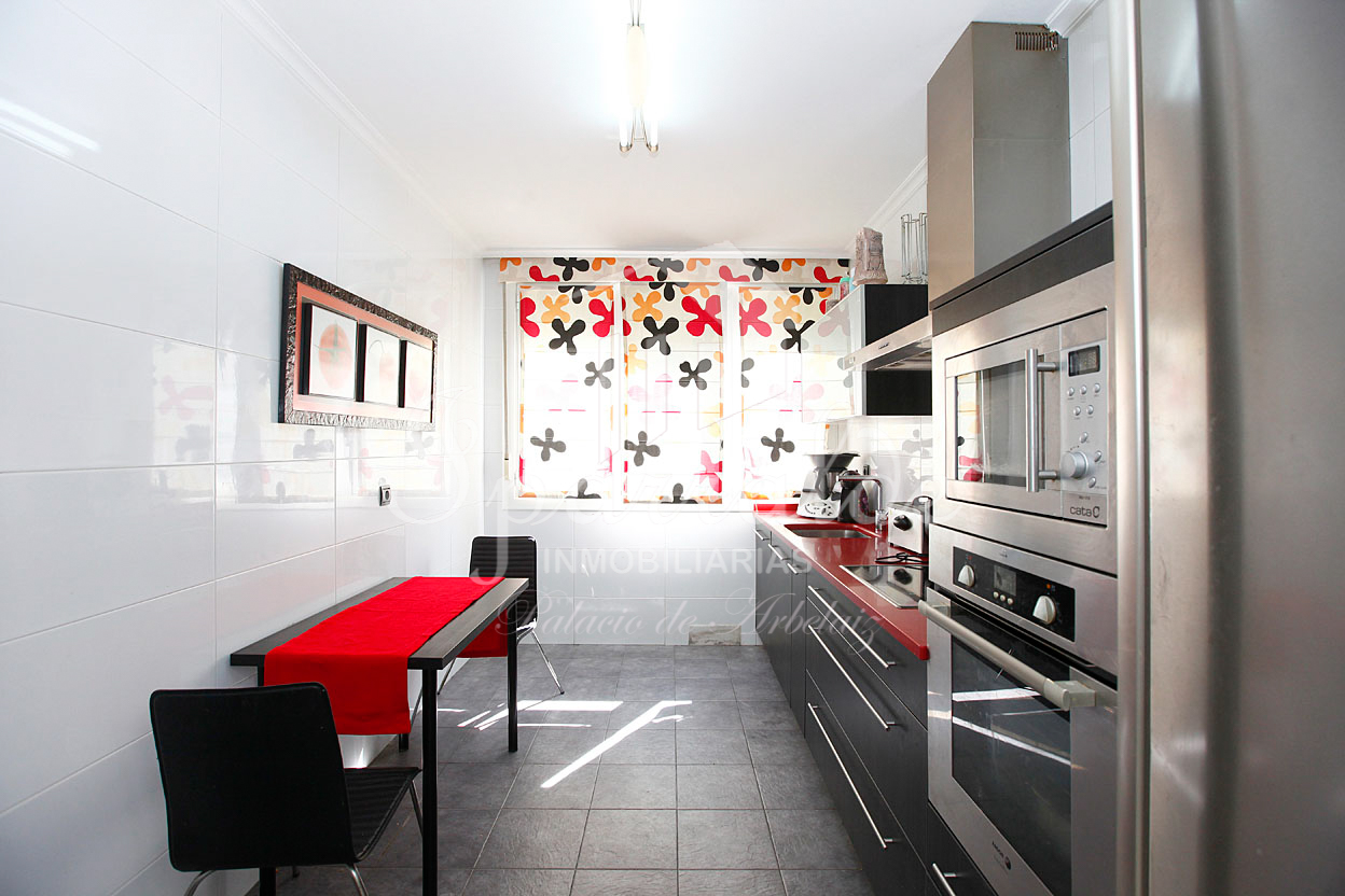 Piso de 75 m2( útiles), y tres habitaciones en el barrio de  Anaka d...