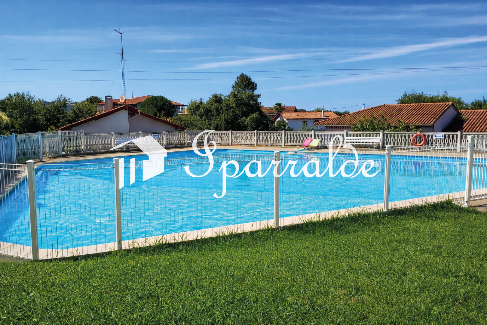 LISSARDY: En urb. con Piscina y Jardines, a sólo 5 minutos a pie de la Playa,  magnífico apartamento totalmente reformado con parking en propiedad.