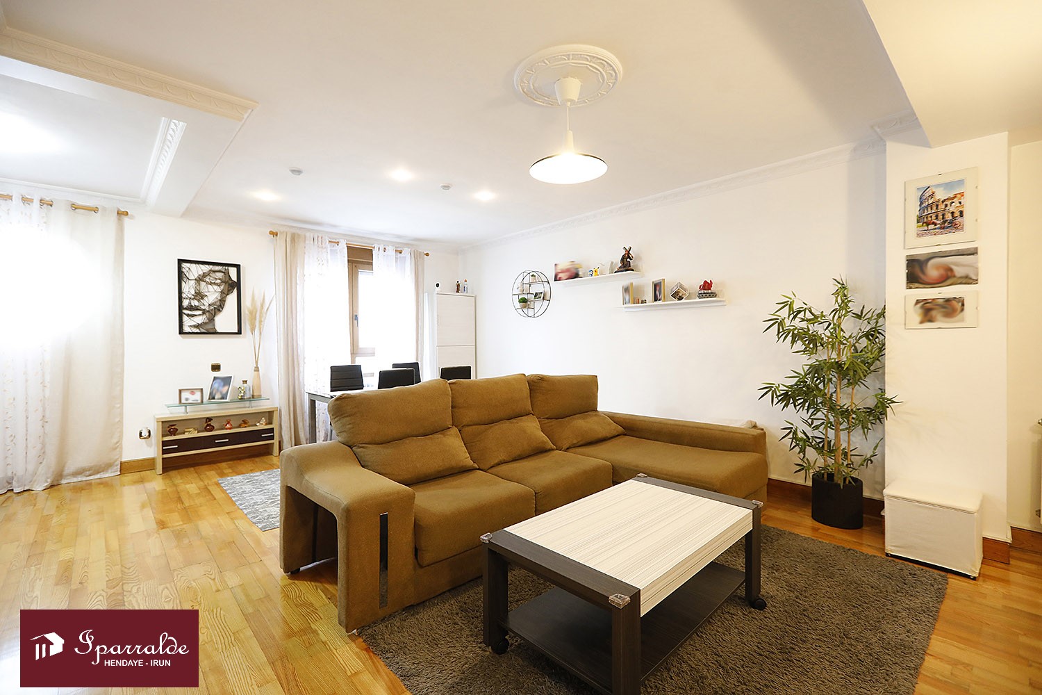 Encantadora vivienda adosada en esquina,  en zona residencial y tranq...