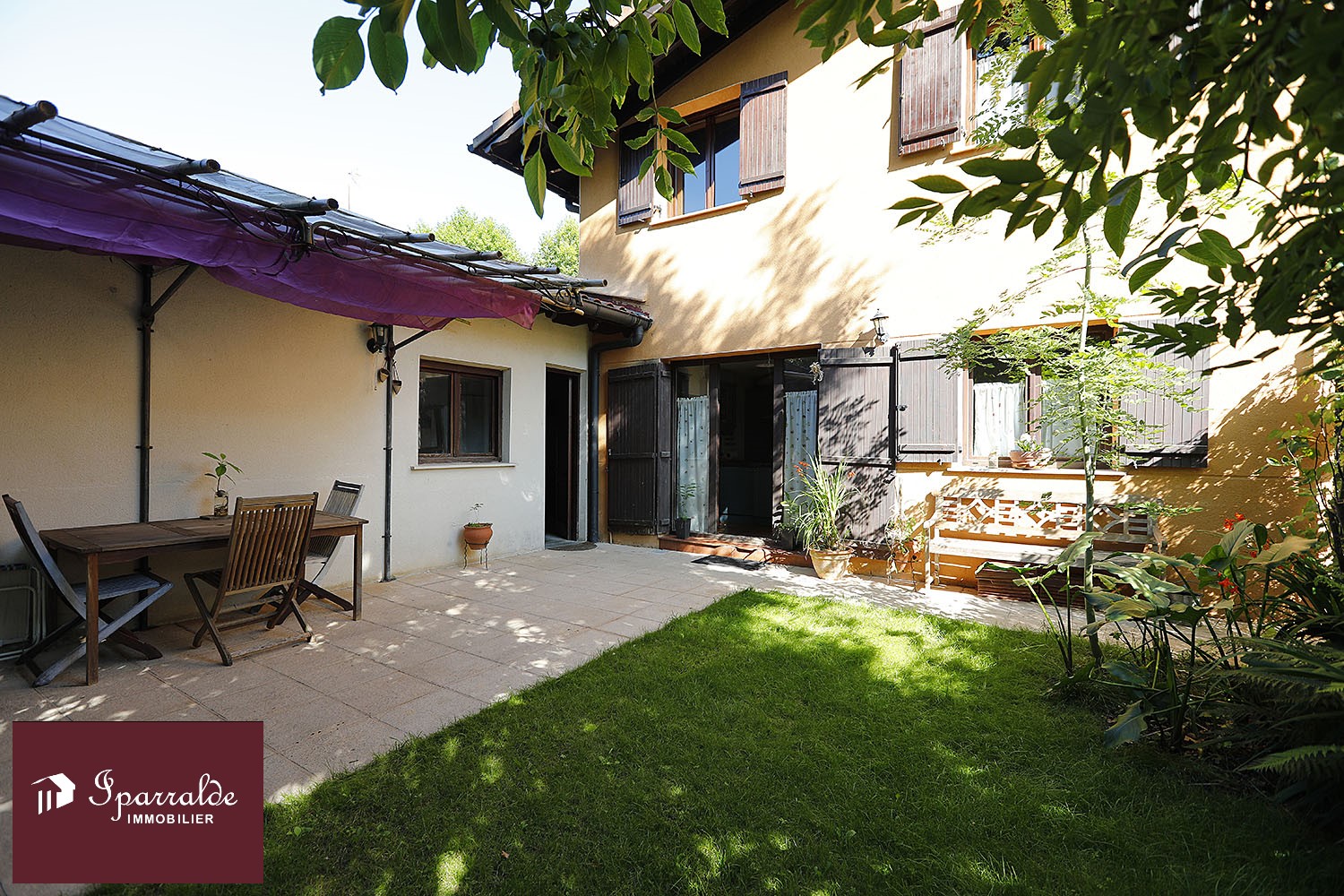 Bonito Chalet adosado con Jardín y Terraza en venta en LESAKA, a 19k...