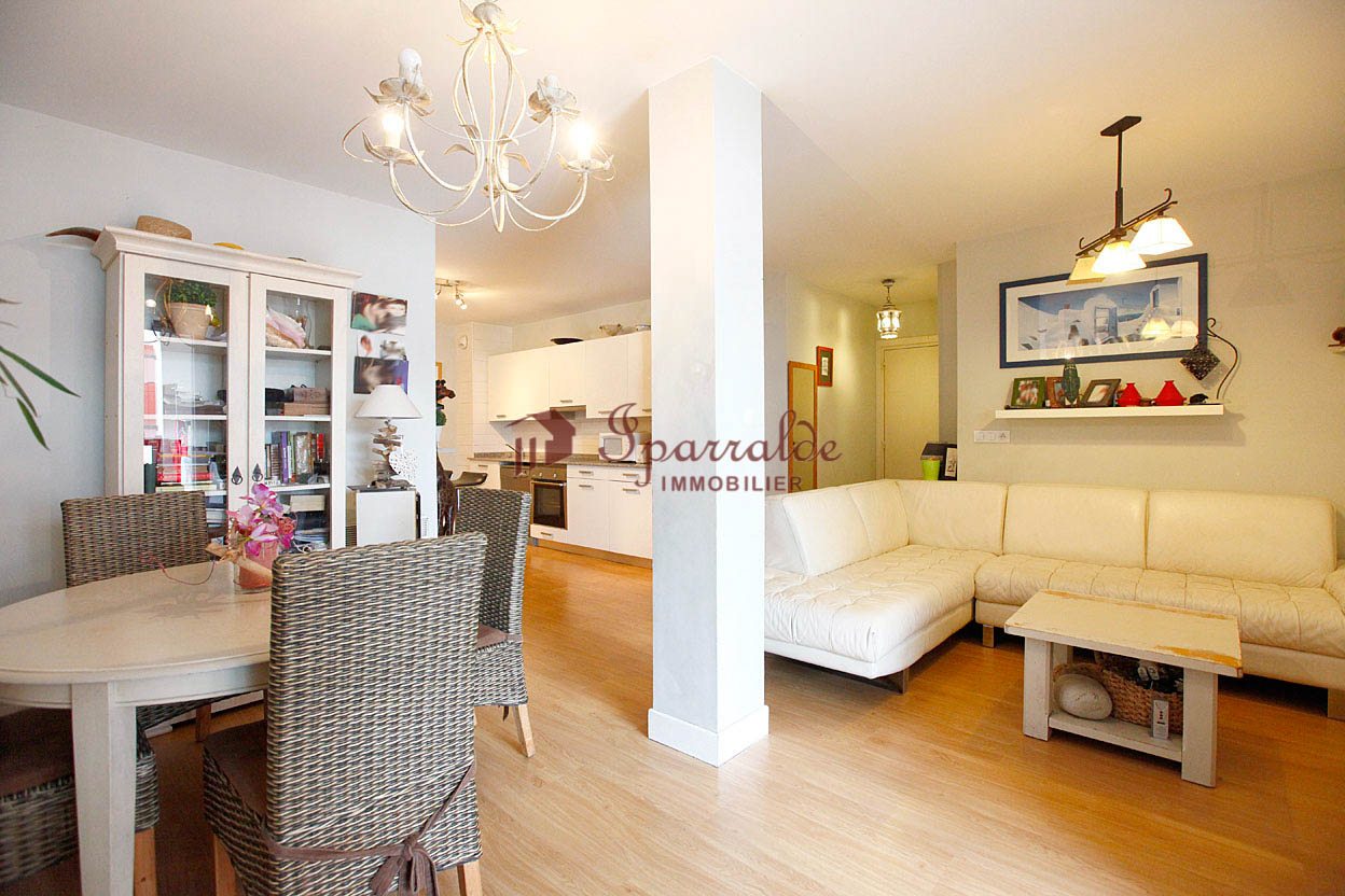 Bonito piso de 3 habitaciones situado muy cerca de comercios.

Fác...