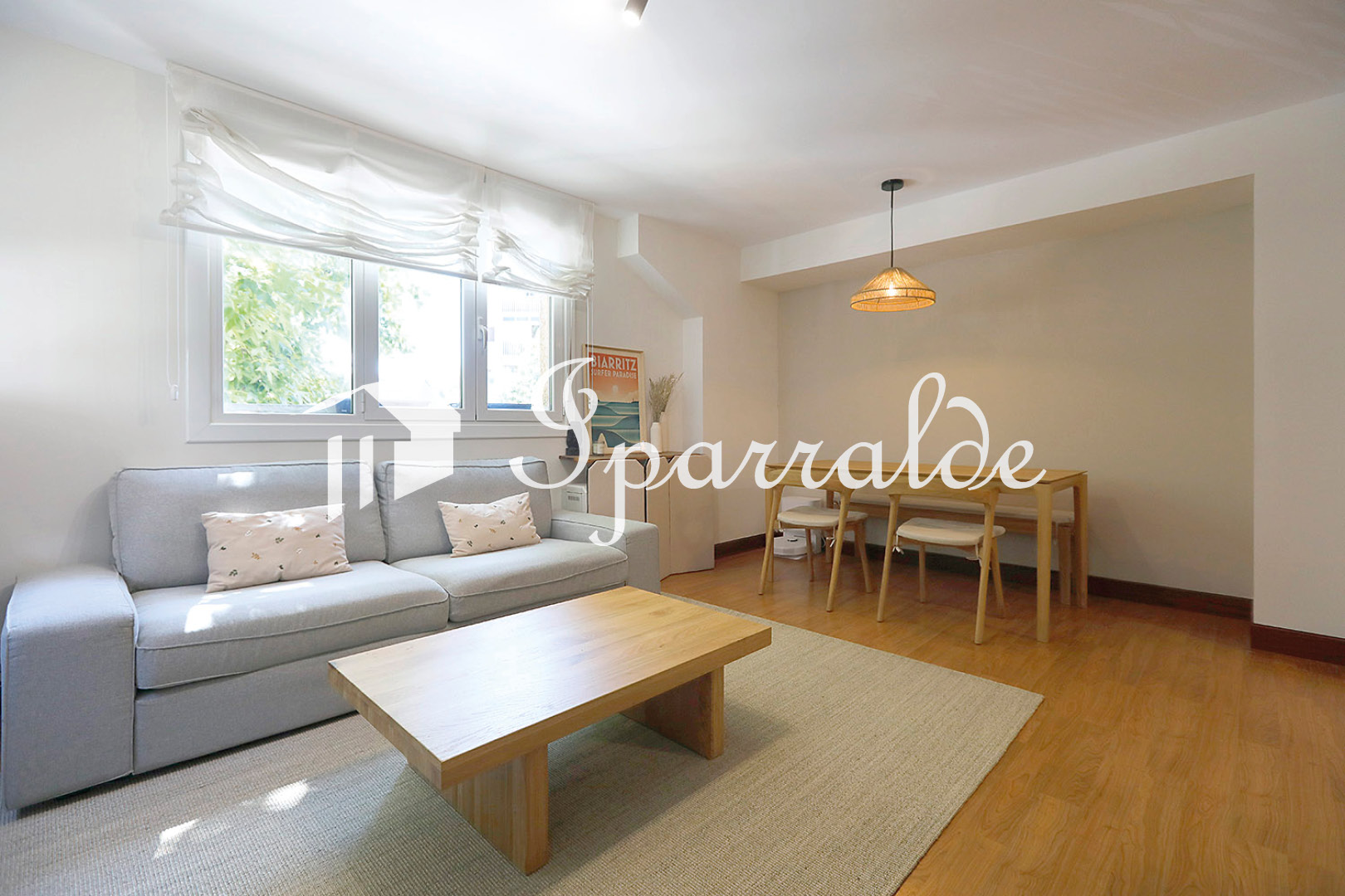 LAPICE: Soleada vivienda con 2 habitaciones y precioso salón en esquina.