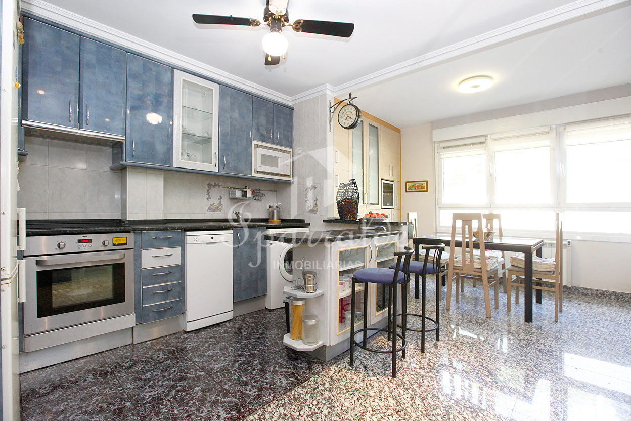 Piso de dos habitaciones y un baño, cocina muy amplia con zona de co...