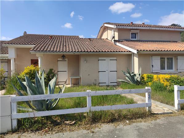 Bonito apartamento de dos habitaciones con jardín y piscina.