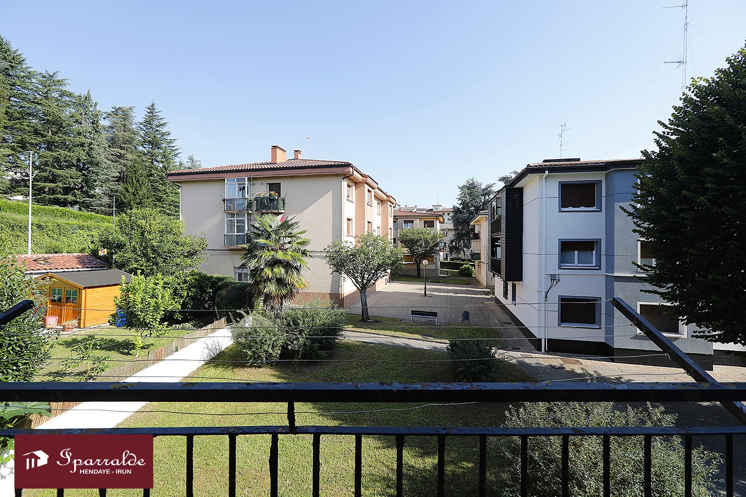 Bonita y soleada vivienda de tres habitaciones en el barrio de Larrea...