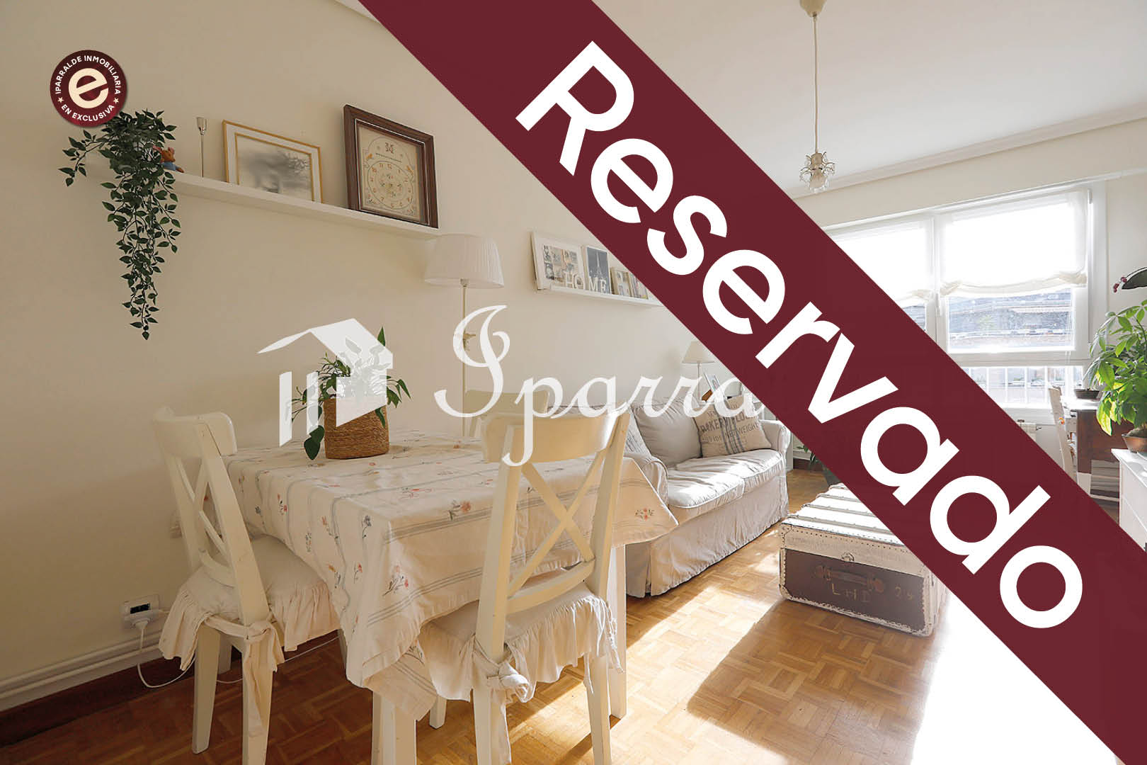 ARBES: Bonita y soleada vivienda de tres habitaciones y un baño. 5º piso. Muy soleado.
