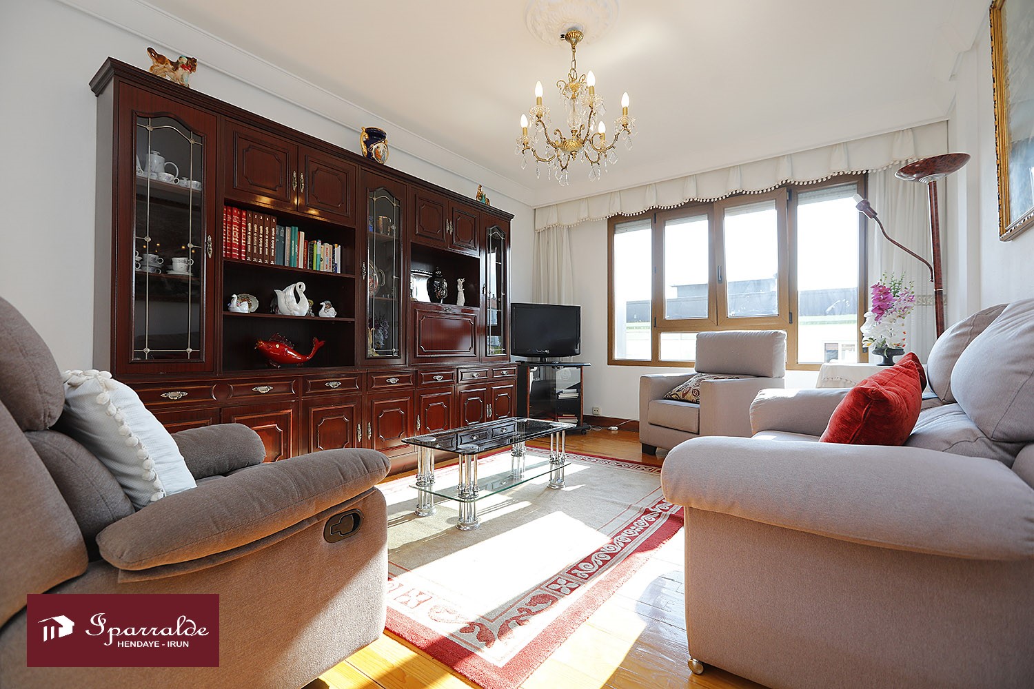 Desde Iparralde Inmobiliarias, te presentamos esta céntrica vivienda...