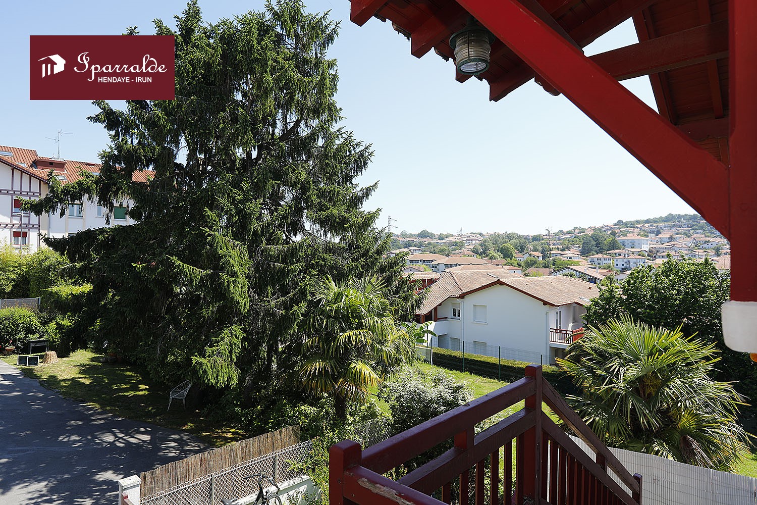 Quiere disfrutar de un jardin privado de 240 m2? Descubra esta vivien...