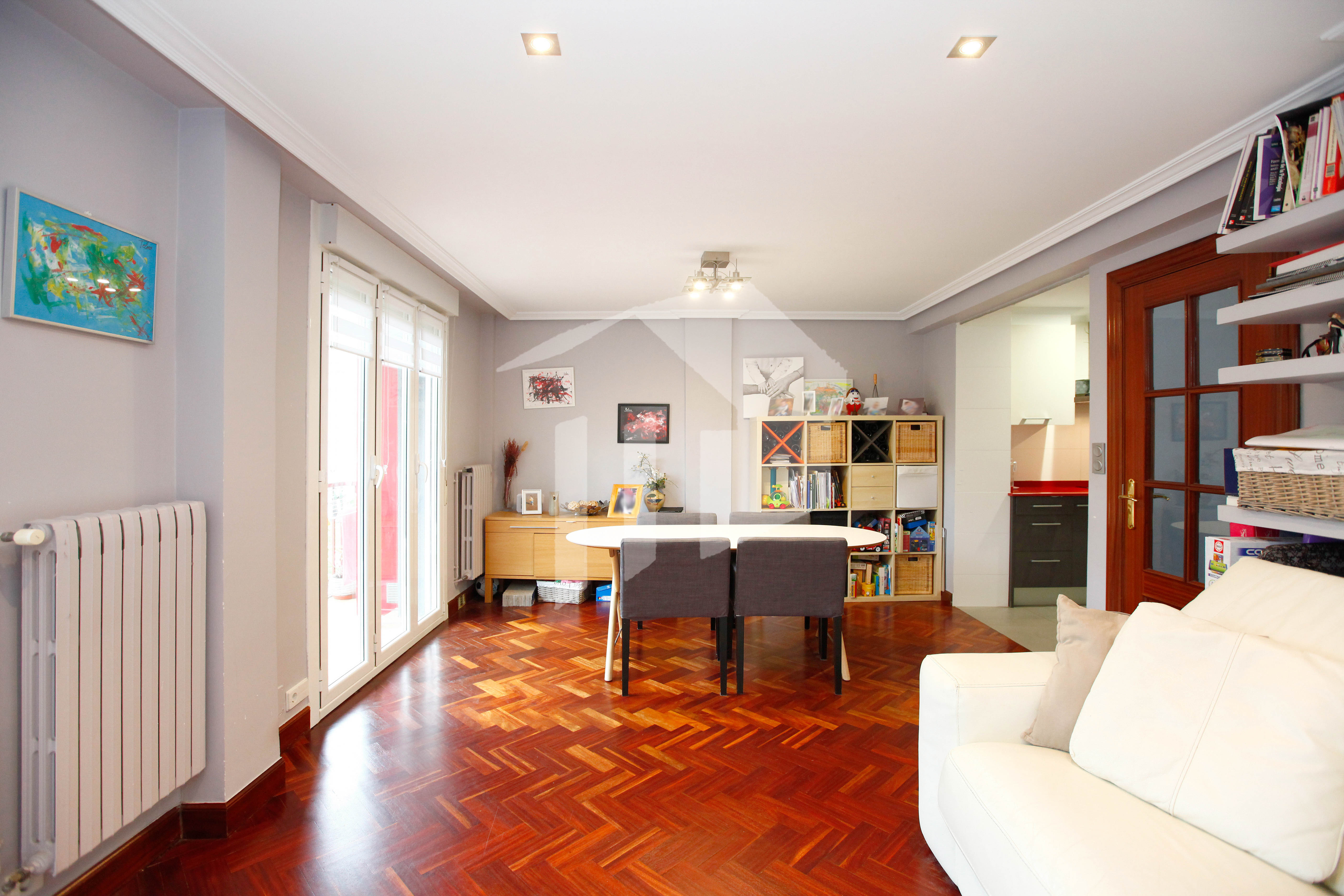 Coqueta vivienda de 71 m²,  en altura y situada en fachada despejada...