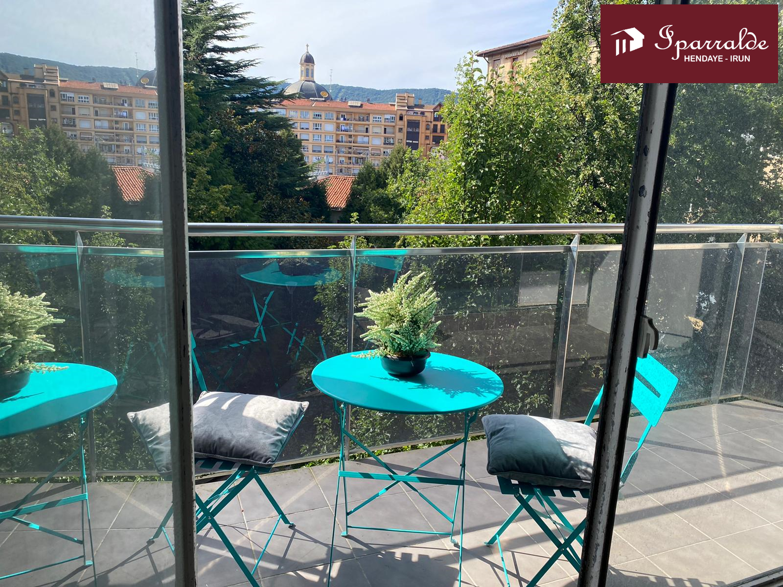 Espectacular piso a reformar de 108 m² con terraza de 9 m2, 5 habita...