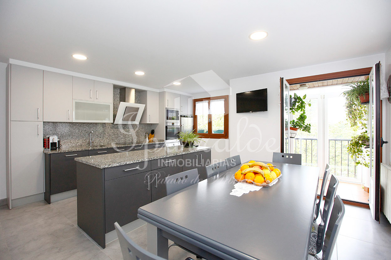 Preciosa y amplia vivienda de 138m² con 4 habitaciones, 2 baños. Ex...
