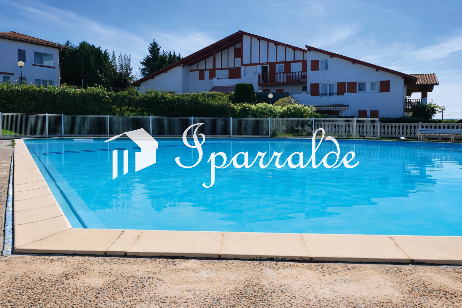 LISSARDY–En urb. con Piscina, Jardines y Frontón: Vivienda de 2 habs con 2 grandes Terrazas y plaza de parking en propiedad.