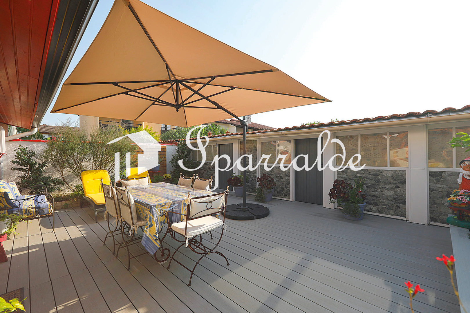 Luminosa Villa de 4 dormitorios; con dormitorio y baño en planta baja, doble Terraza y garaje.

