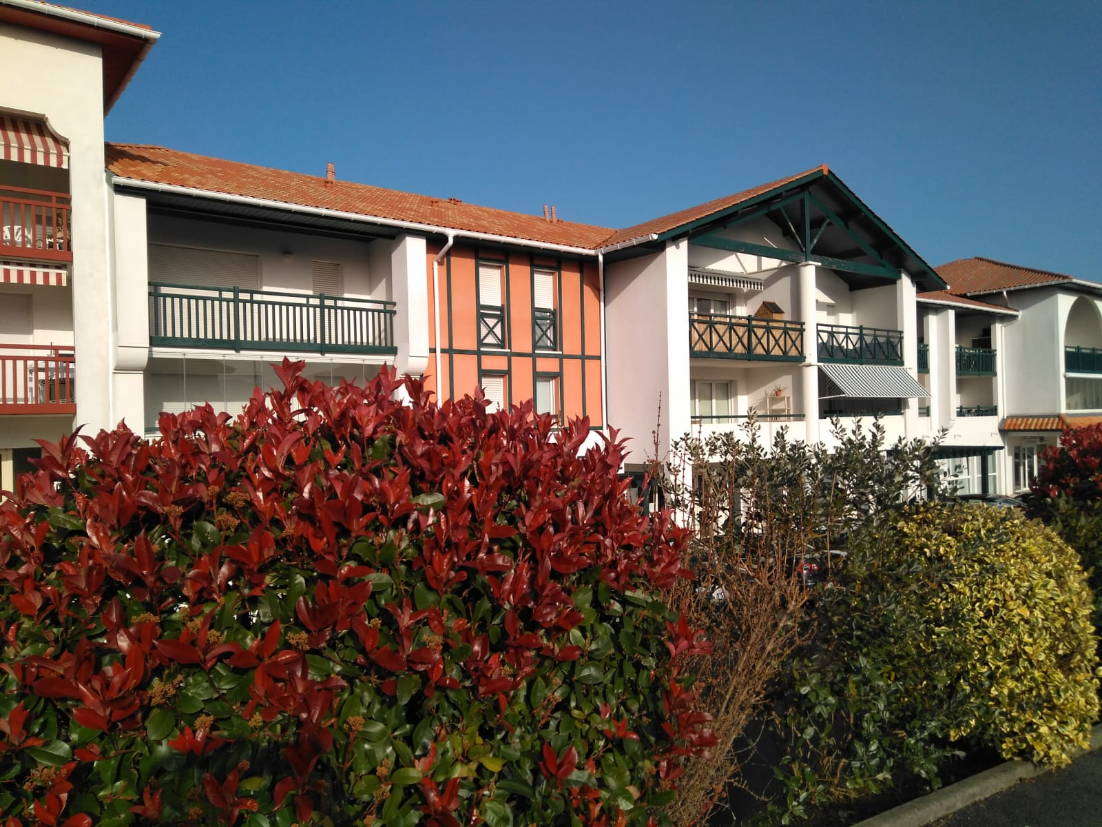 A la venta bonito piso con garaje privado en residencia tranquila con...