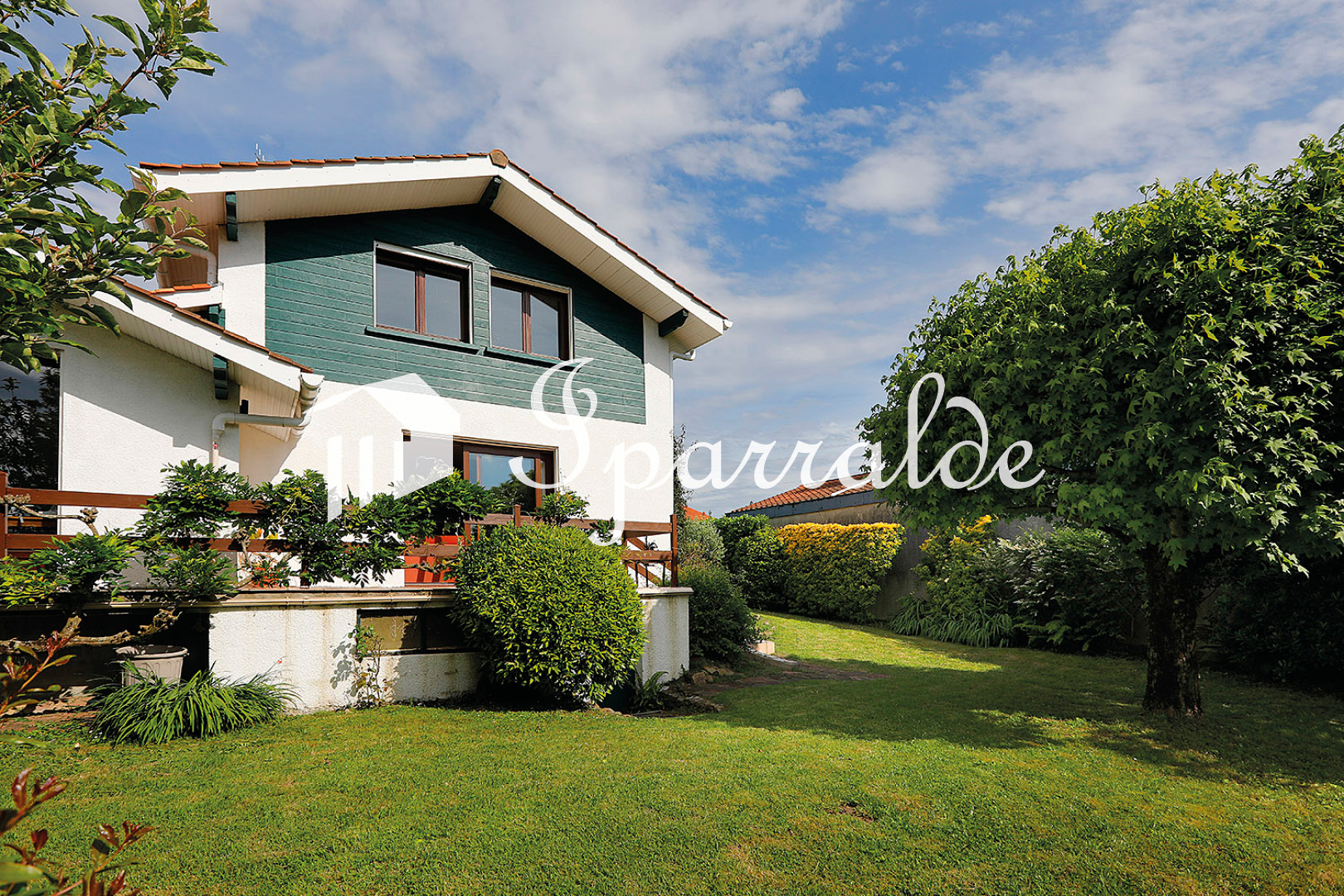 HENDAIA: Villa individual con vistas a la Bahía, terrazas y garaje cerrado.