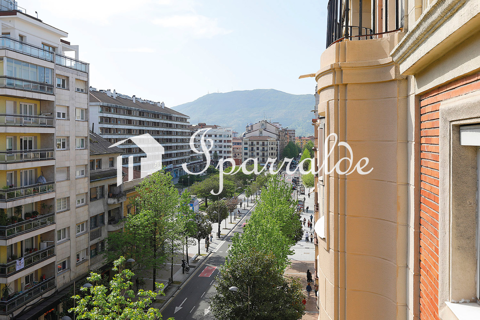 Pº COLON: Gran piso de 140 m2 y 128 m2 útiles, con 4 habitaciones, en 5ª planta de la mejor zona del Paseo Colón con orientación Sur.  *Garaje cerrado opcional.