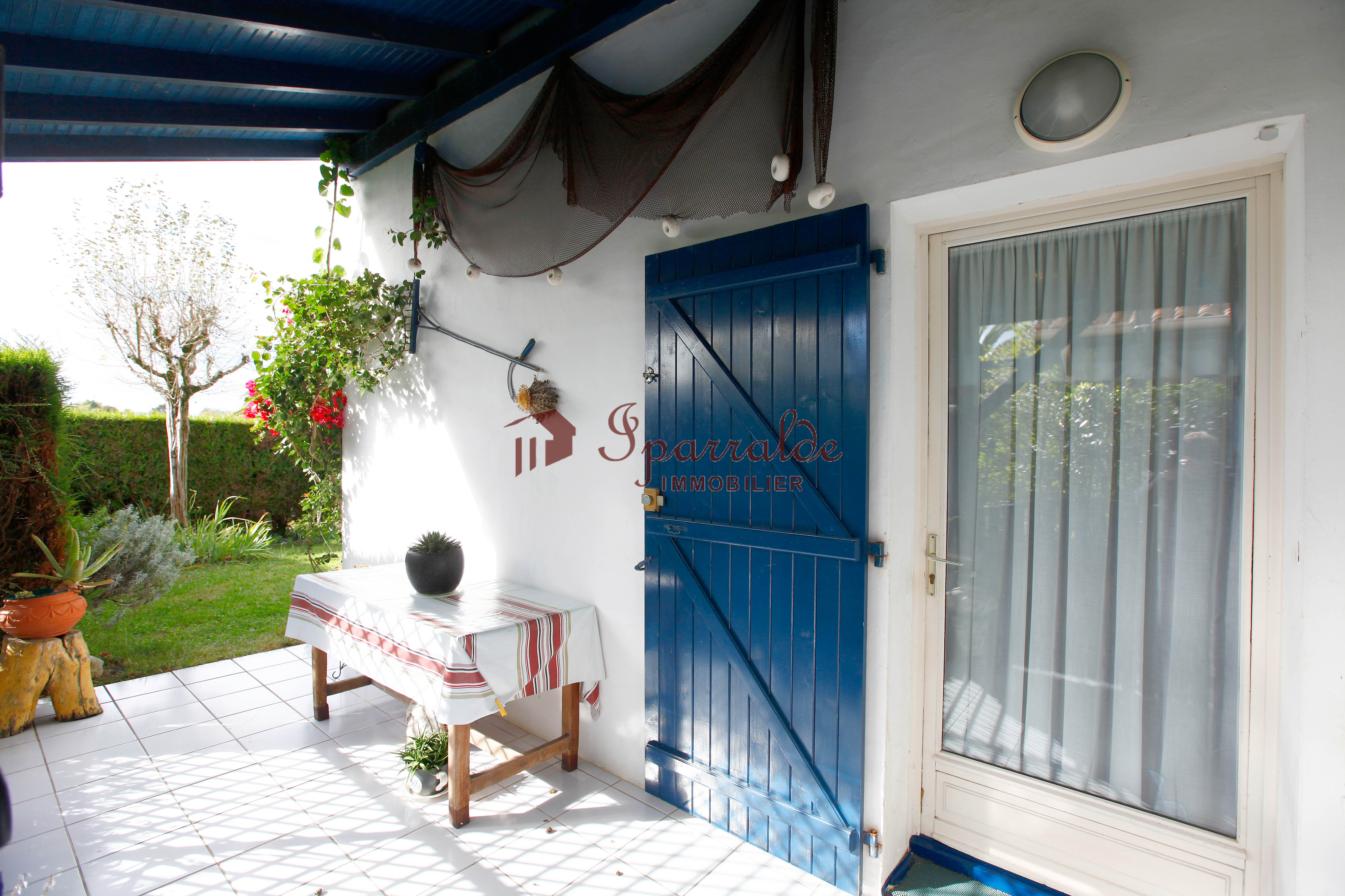 Casa en urbanización privada con piscina, pista de tenis, frontón y...