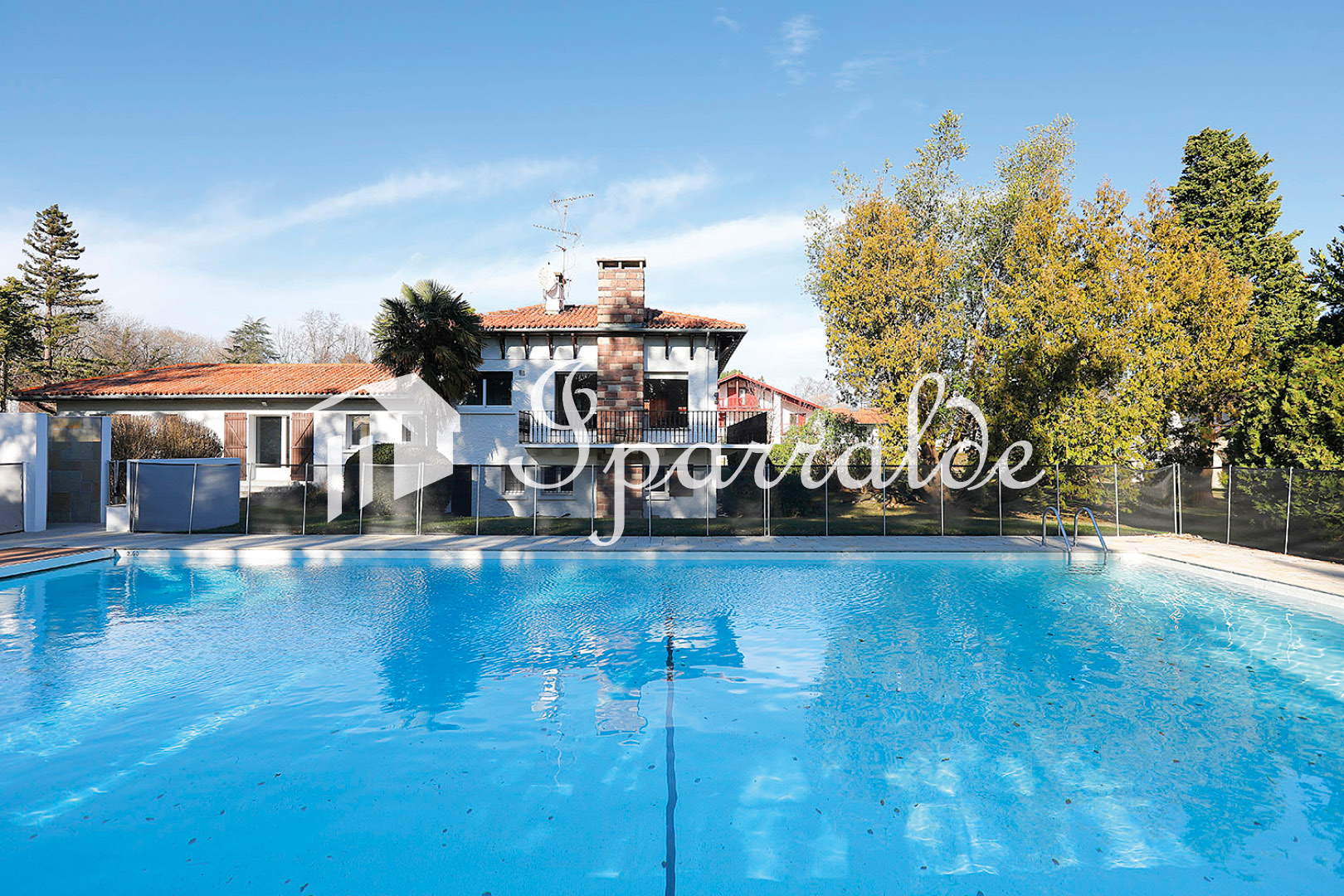 ALTURAS: Villa adosada en urb.con Piscina, Tenís, Club Social y Txoko. 2 habs y 2 bñs. Aparcamiento en propiedad.
