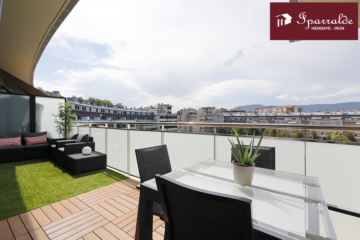 Maravilloso dúplex con 3 habs y estupendas  vistas despejadas a la P...