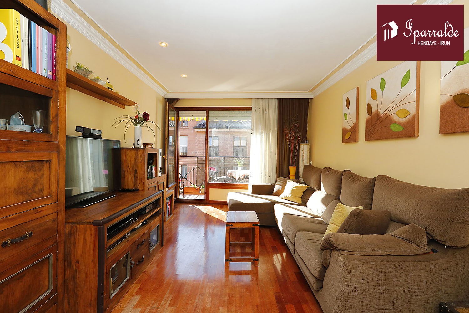 Precioso piso de 3 habitaciones, amplio balcón, buenas vistas y sol.