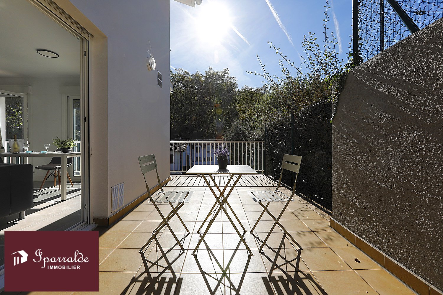 Gran apartamento luminoso de un dormitorio con terraza y parking.