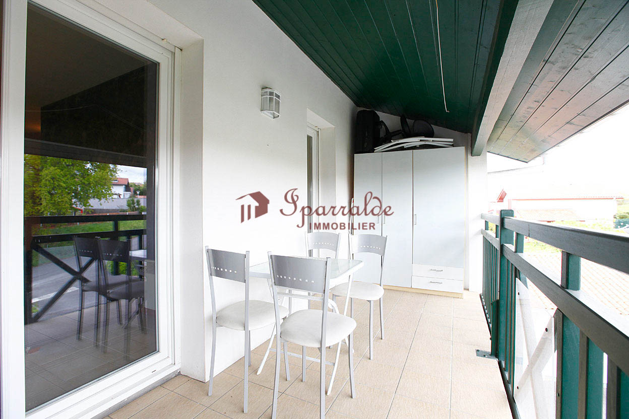 Bonita vivienda de 45m2 con terraza de 10 m2, muy luminosa y soleada.